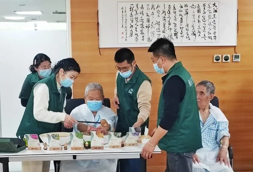 香传爱意 | 量森团队走进七彩老年科，为长者带来芳香呵护